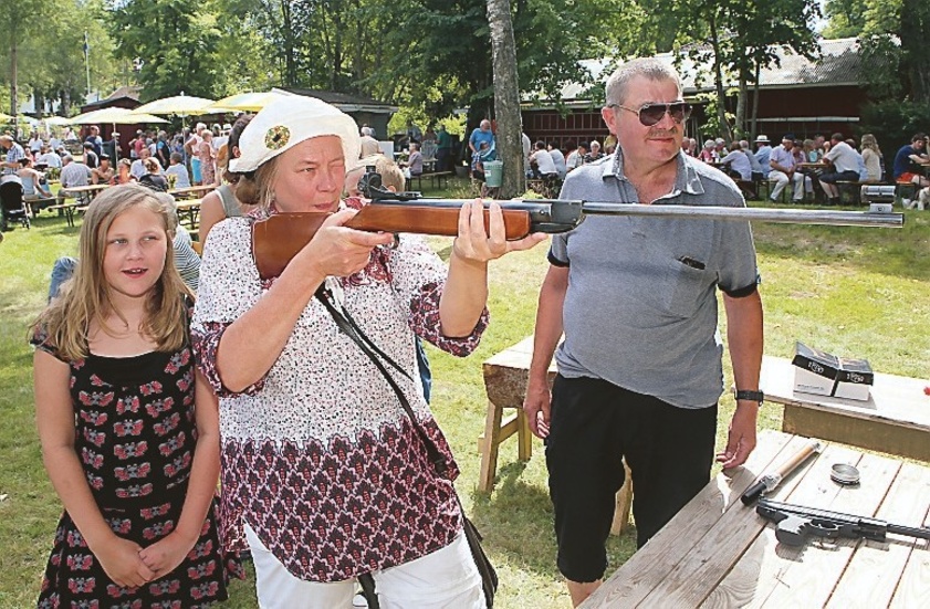 Carita Fårnander och Lar-Åke Carlsson som hjälte till med geväret.