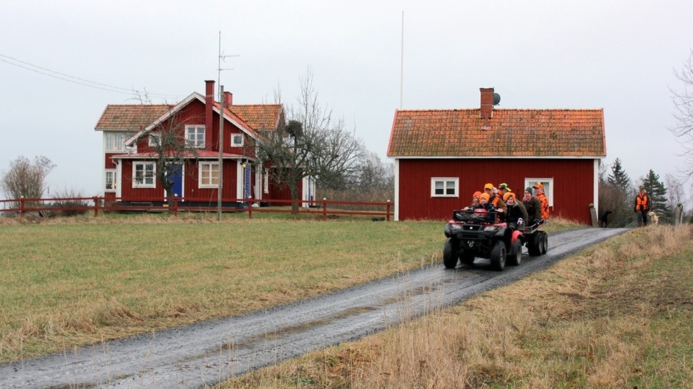 Jakt är ett stort intresse i familjen Alvarsson. Styrkta av korv och kaffe beger sig gänget ut med fyrhjulingen för ett eftermiddagspass.