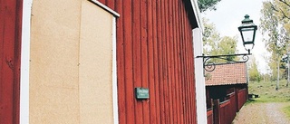 30-tal fönsterrutor krossade