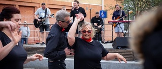 Buggare laddade på torget inför dansmaran