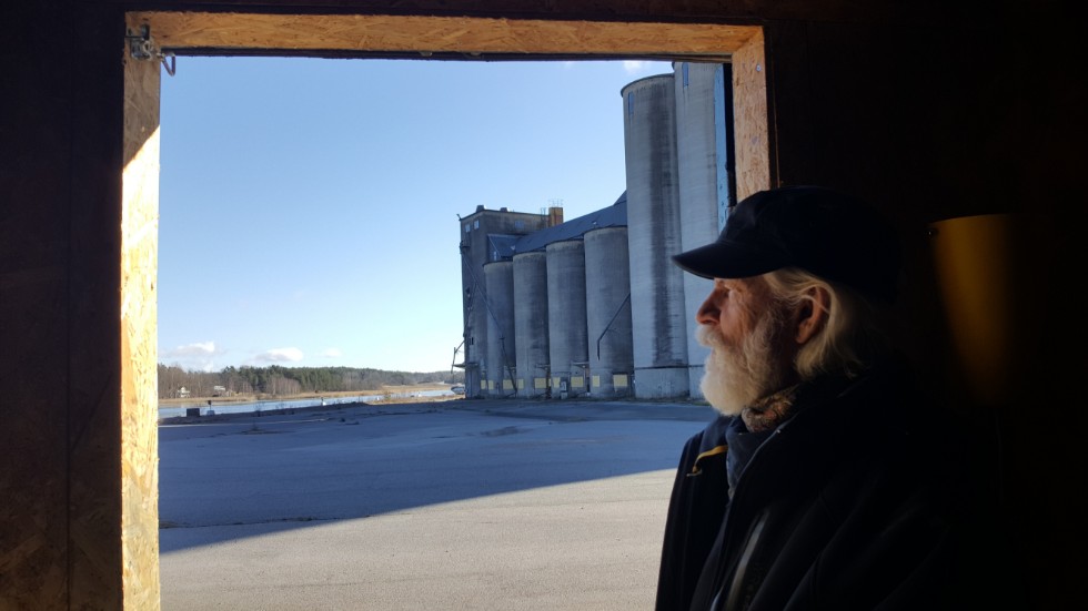 Hans Mattsson har byggt en konsertlokal i sin fastighet som ligger granne med silon i Gamleby.