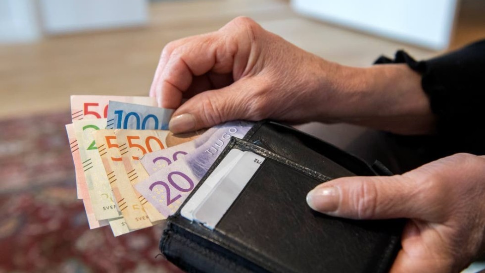 Fattigt. Pensionerna har halkat efter lönerna alltmer, skriver PRO.