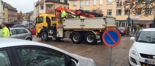 Skulle parkera på torget – lyckades välta lyktstolpe över annan bil