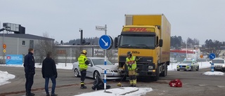 Väg blockerades efter lastbilsolycka