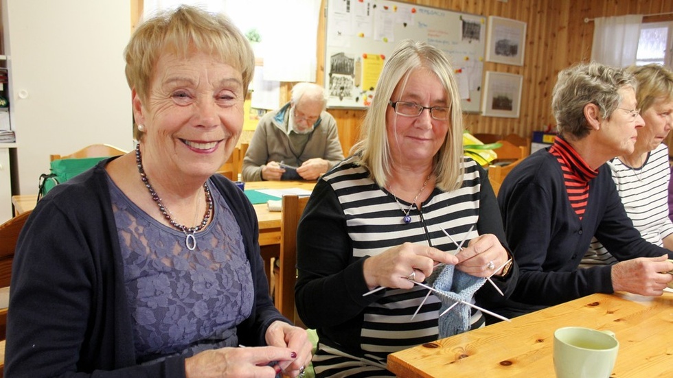 Kristina Johansson och Ulla Westerlund trivs bra i gänget i Helgenäs. De är båda inflyttare, Kristina från Linköping och Ulla från Norrköping.