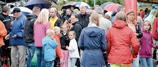 Välbesökt jubileum trots busväder