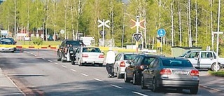 Kö till torget i Mariannelund när tågmotor kraschade