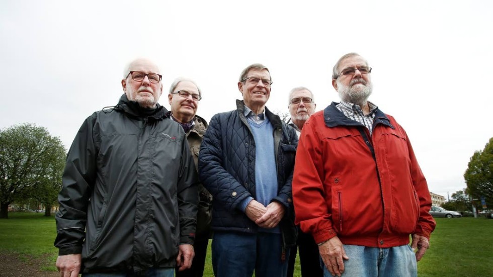 Uppsökande arbete. De sex socialarbetarna undrar vem som tar ansvar för det sociala arbetet ute i områdena.