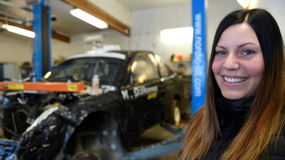 Ny säsong. Madélene Skälhammar, på billyften står hennes russinskrynkliga Saab som i dagarna får ny motor, inför folkracesäsongen 2017.