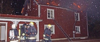 Kraftig brand i gårdsbyggnad