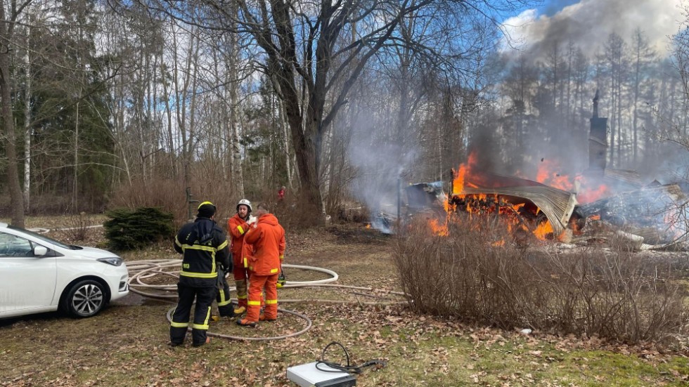 Först trodde räddningstjänsten att huset kanske gick att rädda, men elden spred sig till vinden och taket.