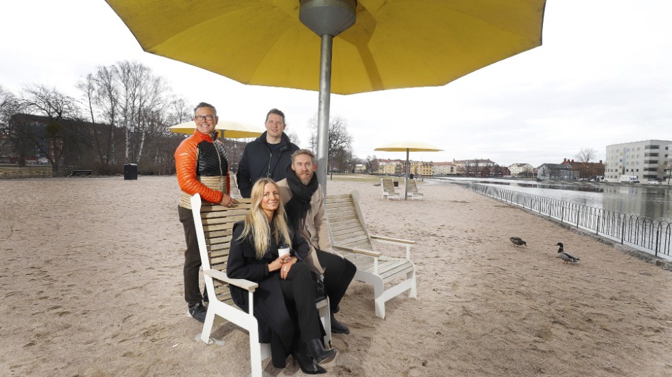Här är kvartetten som på olika sätt är med i satsningen på en ny restaurang med bar i beachmiljö. Roger Pihl och Anders Kruhsberg längst bak medan Elisabeth Lundberg och Peter Andersson från Miami najs frontar.