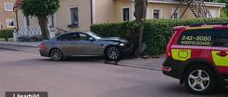 BMW-färd slutade i elskåp - hushåll utan el