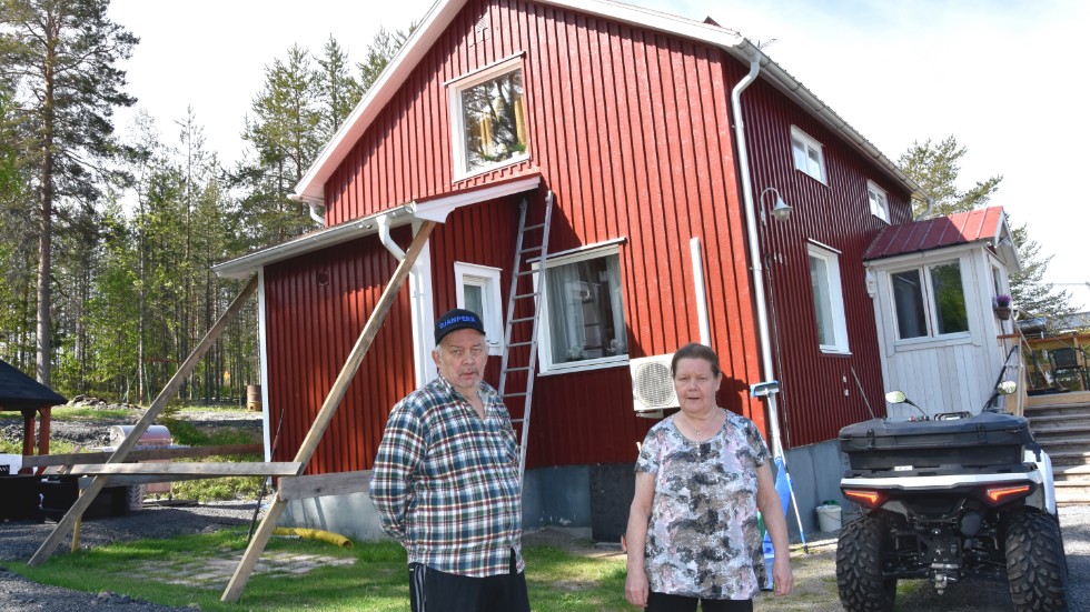 Timo och Silja Koivuranta utanför huset. Han har byggt ett provisoriskt stöd för husets nyaste del, där badrummet finns.