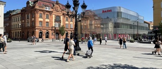 Varför går det stadsbussar över torget?