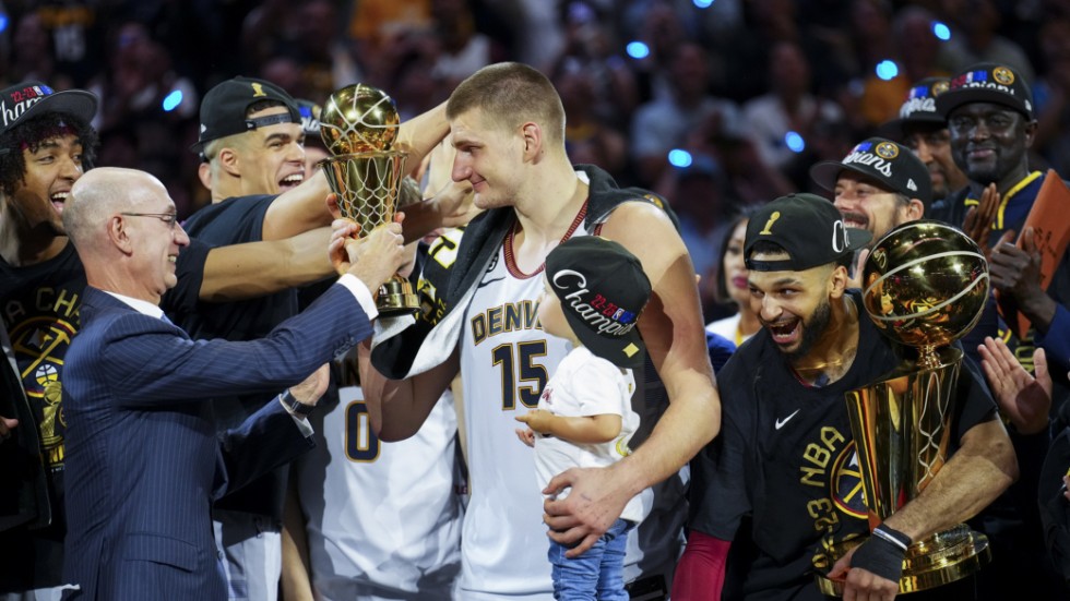 Denvers serbiske stjärna Nikola Jokic utsågs till finalseriens mest värdefulla spelare och prisades av NBA-kommissionären Adam Silver.