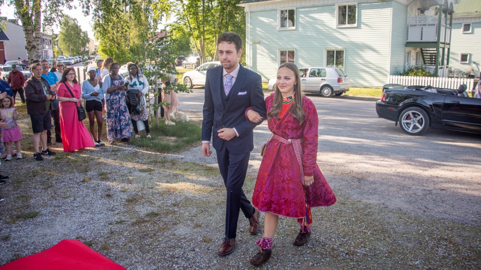 Emil Kvickström och Ella Grönborg Kuoljok var det första paret som gick över den röda mattan i Jokkmokk.