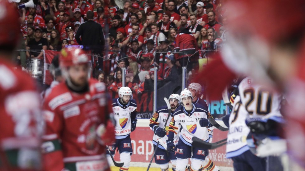 Djurgårdens Liam Öhgren jublar medan Modospelarna deppar när Örnsköldsvikslaget missade chansen att fixa SHL-avancemanget.
