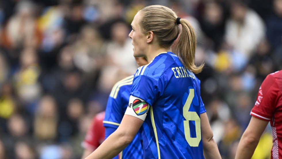Sveriges lagkapten Magdalena Andersson med "One love"-bindeln runt armen. Arkivbild.