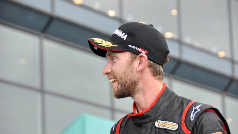 Guldjakten inledd. Alexander Graff fick en drömstart på säsongen med seger direkt i premiären av V8 Thundercars på Mantorp.