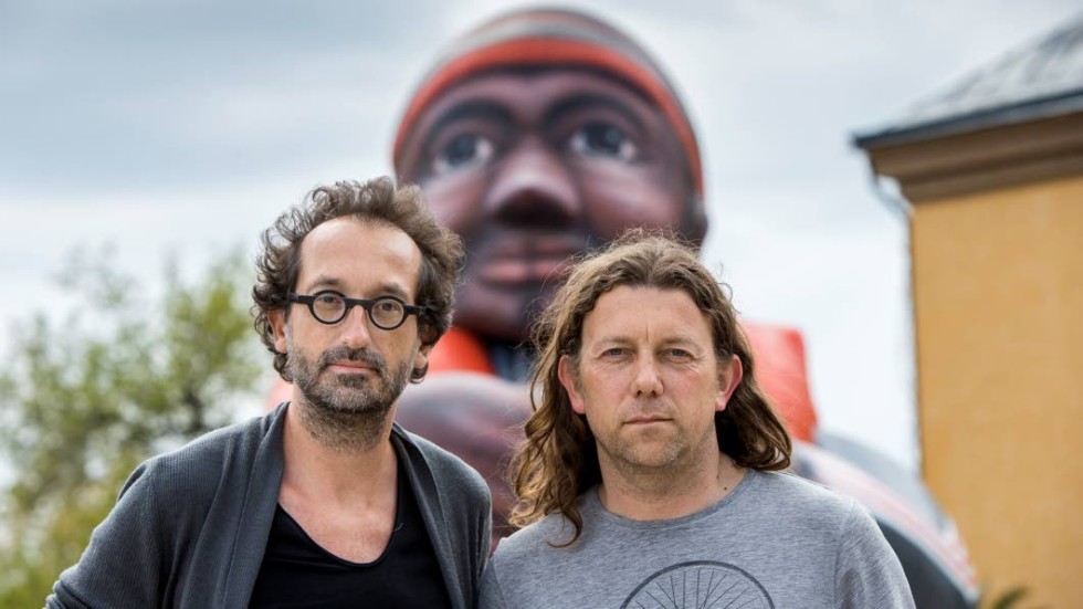 Konstärskollektiv Dirk Schellekens och Bart Peleman är de belgiska konstnärer som gjort "Uppblåsbar flykting".
