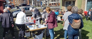 Burgare och korv på PRO Skurholmens galler