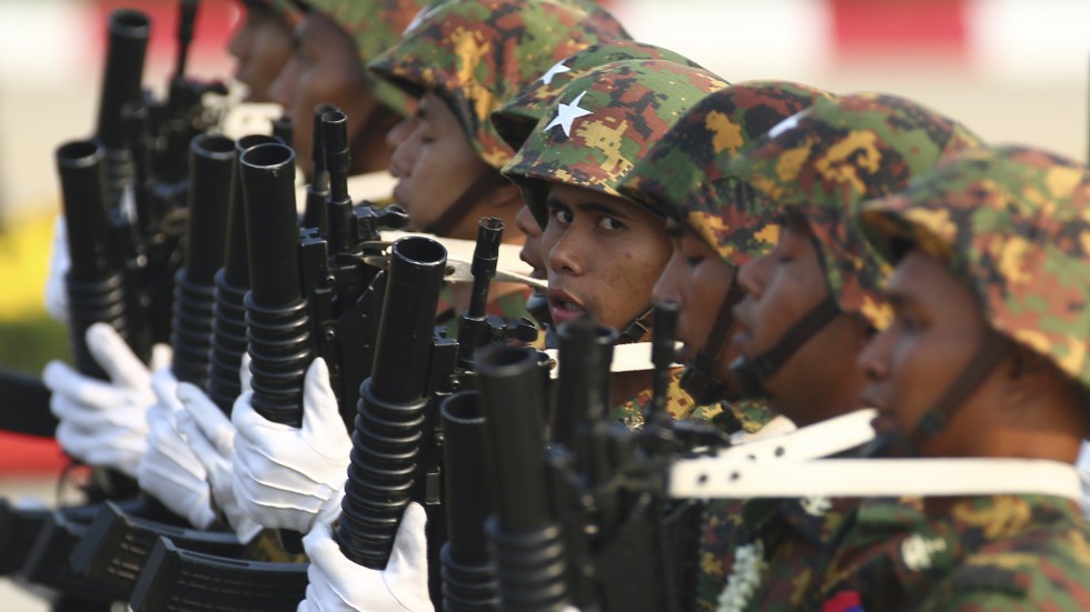 Officerare under en militärmarsch i Myanmars huvudstad Naypyidaw i slutet av mars.