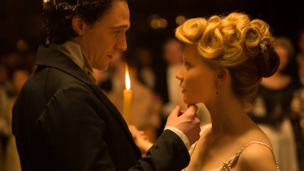 Gotisk. Tom Hiddleston och Mia Wasikowska i ”Crimson Peak”.
