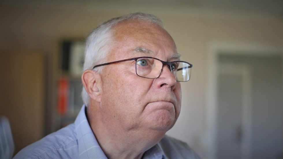 Karl-Göran Gustafsson, kassör i Motala båtklubb Tegelviken, känner besvikelse över den politiska processen i frågan om bostadsbyggnation i området.