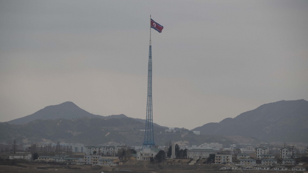 En nordkoreansk flagga vajar i orten Gijungdong Nordkorea, nära gränsen till Sydkorea. Arkivbild.