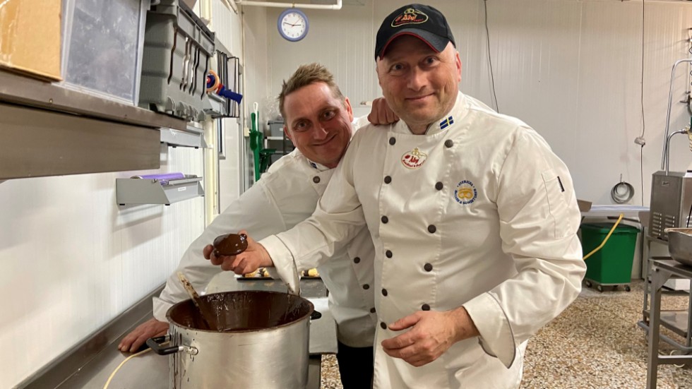 Krister och Ronny Anderzen på Åby konditori älskar att jobba i bageriet. "Sen måste man ju släppa degen ibland för att sköta företaget", säger Krister.