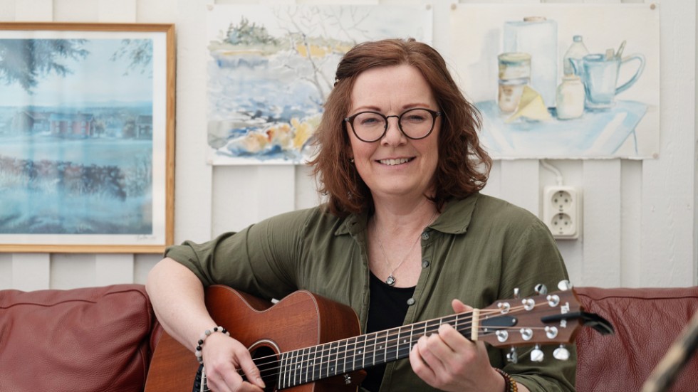 49-åriga Anna Sellén började skriva låtar efter att en Facebook-uppdatering fått folk att ge henne beröm för sin text. På sin 50-årsdag släpps låten på hennes debutalbum.