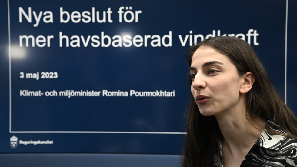 Långsamt. Klimat- och miljöminister Romina Pourmokhtari (L) borde lägga lika mycket kraft på vindkraften som hon gör på kärnkraften.