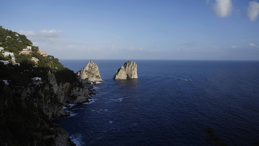 Utsikt över Medelhavet från den italienska ön Capri. Ön drabbades av en omfattande vattenläcka. Arkivbild.