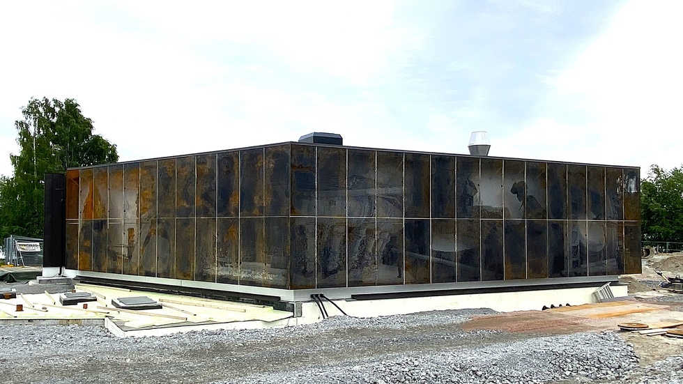 Pumpstationen vid Aronstorpsviken har beklätts med stansade cortenplåtar som skapar bilder av verksamheten inne på SSAB. Bäst effekt blir det när fasaden är belyst och det mörknar på kvällarna.