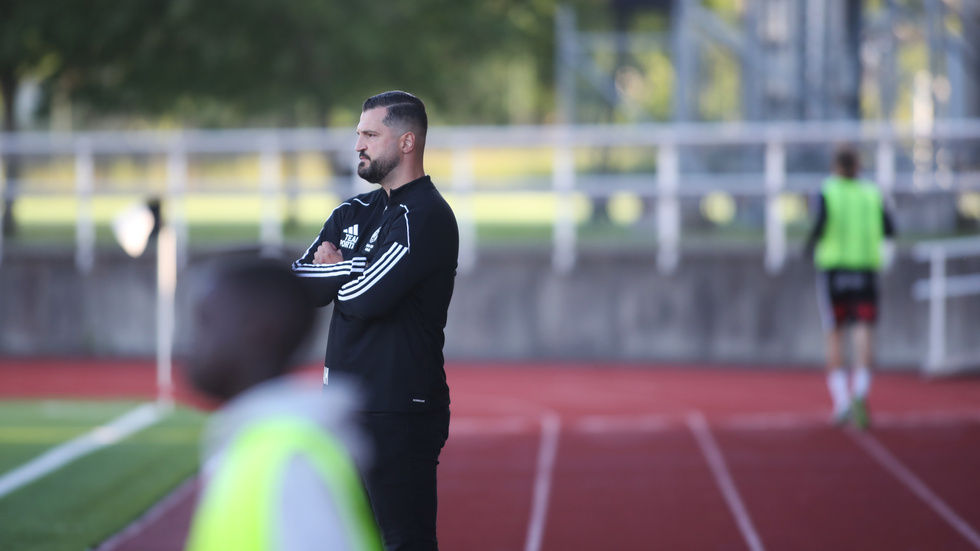 Maif-tränaren Agim Hasani har en del att fundera på inför höstsäsongen. Efter förlusten mot Säffle är laget tillbaka under nedflyttningsstrecket i division 2 norra Götaland.