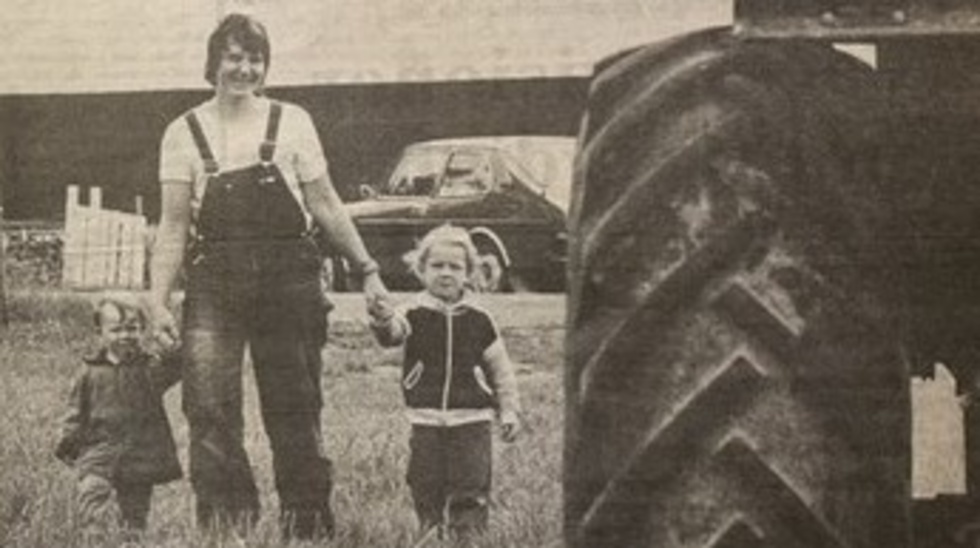Bönderna kräver sommardagis! Traktorn ingen bra lekplats, anser Brita Lysholm, ordförande i LRF:s lokalavdelning i Infjärden här med barnen Ola, 4 år och Josefin 6 år.