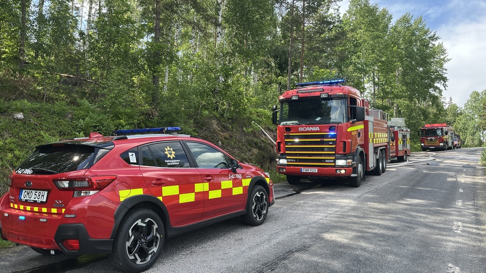 Räddningstjänsten på plats vid branden.