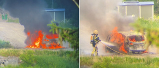 Personbil började brinna ute på vägen