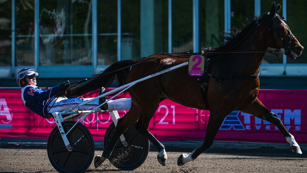 Kenneth Haugstad har tagit flera av karriärens allra största segrar tillsammans med Heavy Sound som bland annat i en E3-final 2015. Här syns ekipaget under Elitloppet 2021.