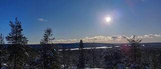 Solen skiner från en klarblå himmel