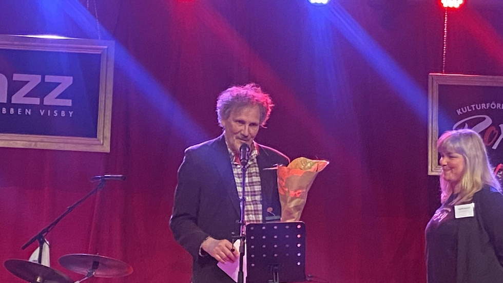 Lars Bülow tog emot utmärkelsen under jazzklubben på Donners Event i Visby. 