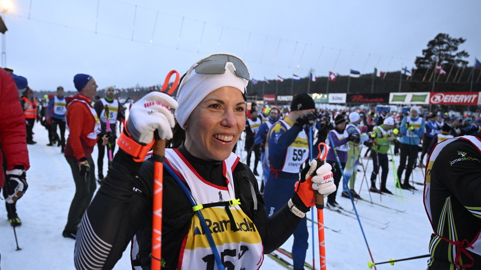 Charlotte Kalla, som körde första sträckan för sitt lag i Stafettvasan, var strålande glad på startlinjen i Berga by.