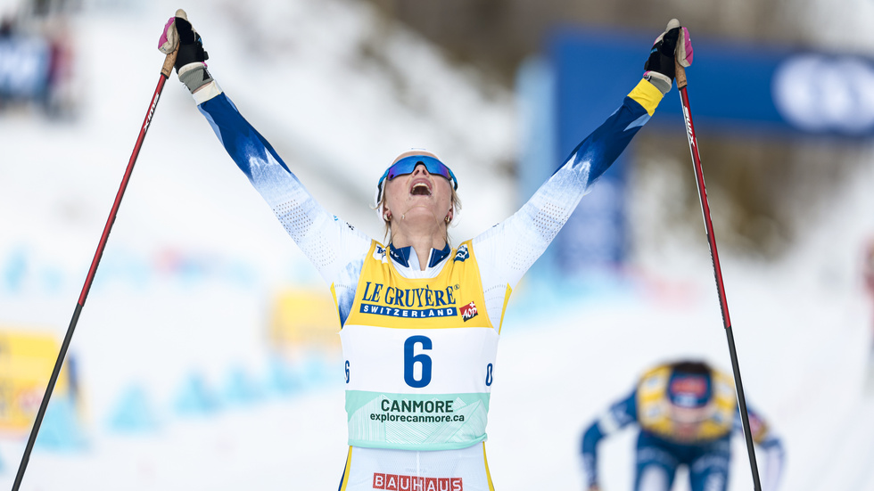 Frida Karlsson knäckte finländskan Kerttu Niskanen på upploppet i masstartsloppet i kanadensiska Canmore. 