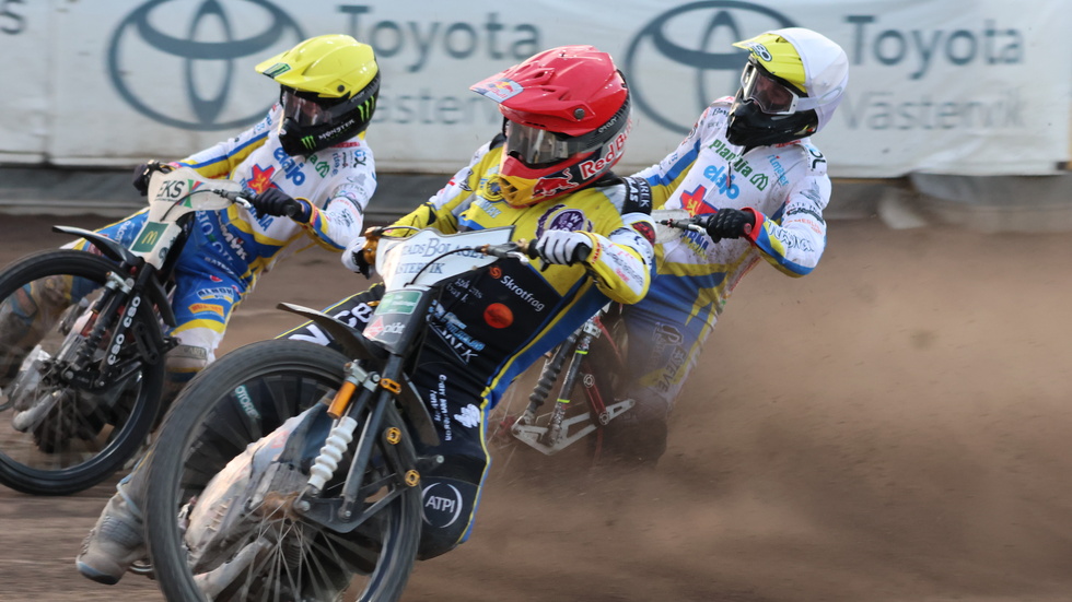 Robert Lambert tog täten i 14:e heatet före Dackarnas Daniel Bewley och David Bellego och tog heatsegern som krävdes för att säkra Västerviks vinst.