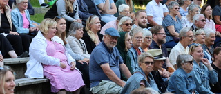 Musikintresserade Enköpingsbor besöker Måndagskväll i Skolparken