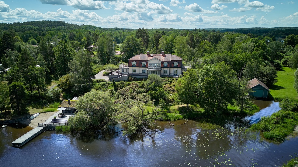 Villan i Mälarbaden tronar över grönska och stensättningar. Framför huset glittrar Mälaren till och vågorna slår knappt 30 meter bort.