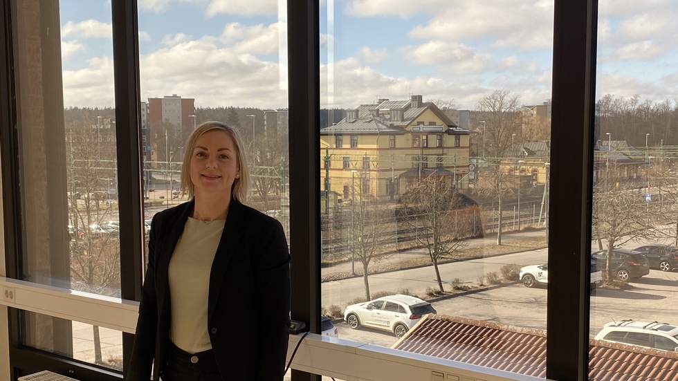 Maja Guthammar inifrån Länsförsäkringars nya lokal i Flen.