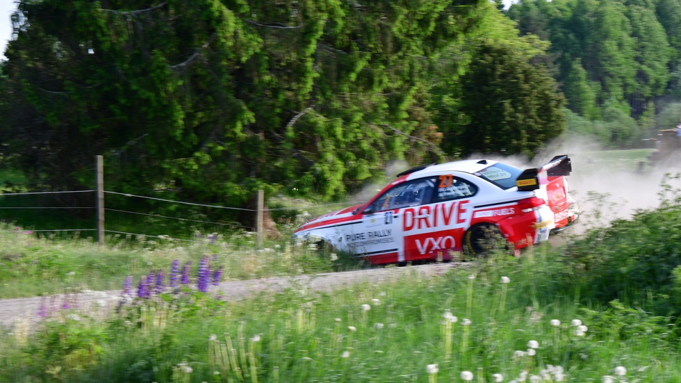 PG Andersson kör av på den första sträckan. Efter den här bilden studsar bilen upp och ställer med fronten mot fotografen och det slutade i ett dike.