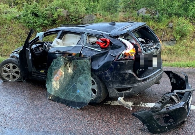 En tonåring döms för grov vårdslöshet i trafik efter att ha försökt fly undan polisen i så hög hastighet att bilen sladdade av vägen och voltade ett tiotal gånger.